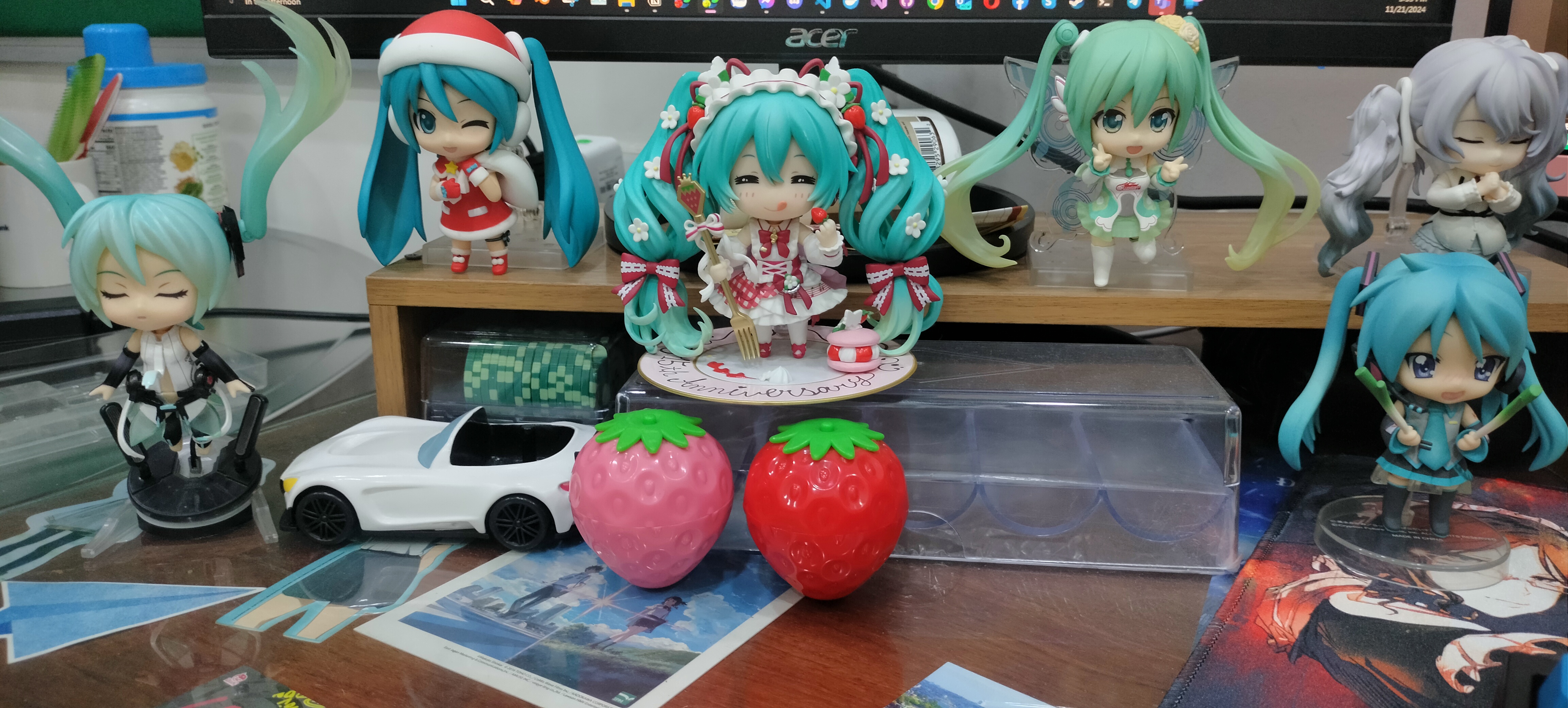 Desk Hatsune Miku Image